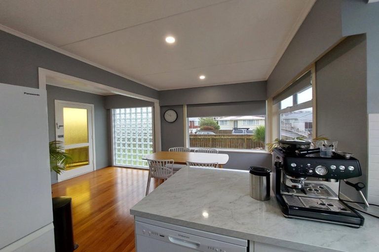 Photo of property in 8 Riversdale Drive, Merrilands, New Plymouth, 4312