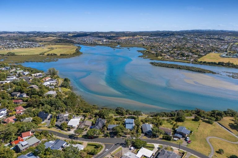 Photo of property in 40 Pohutukawa Avenue, Red Beach, 0932