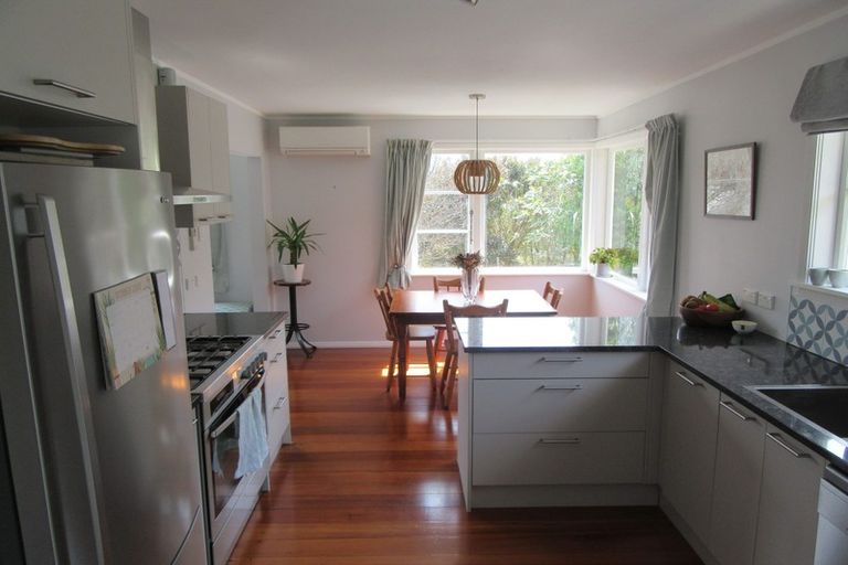 Photo of property in 91 Taylor Terrace, Tawa, Wellington, 5028