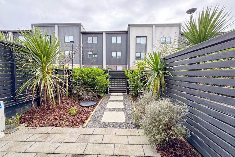 Photo of property in 8/327 Glengarry Road, Glen Eden, Auckland, 0602