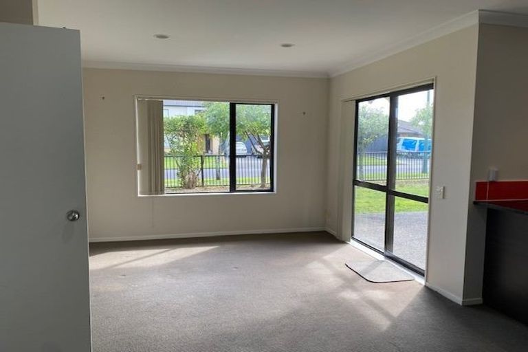 Photo of property in 2 Lissleton Drive, East Tamaki, Auckland, 2013