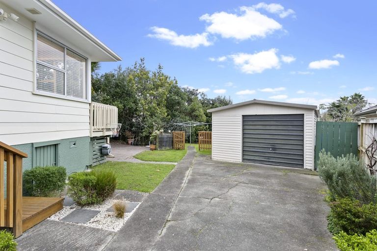 Photo of property in 20 Cron Avenue, Te Atatu South, Auckland, 0610