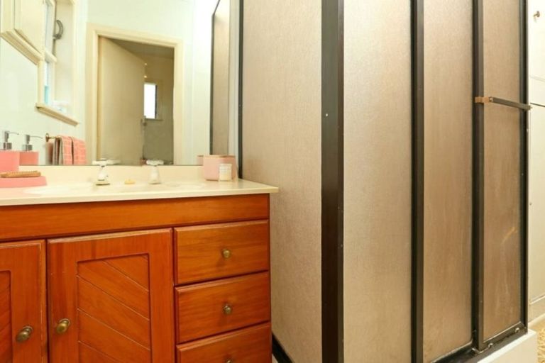 Photo of property in 50 Matipo Road, Te Atatu Peninsula, Auckland, 0610