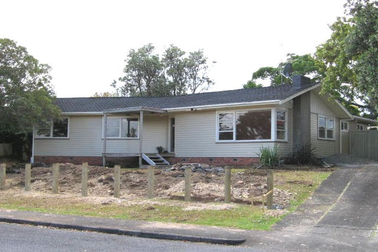 Photo of property in 2 Taupo Street, Green Bay, Auckland, 0604