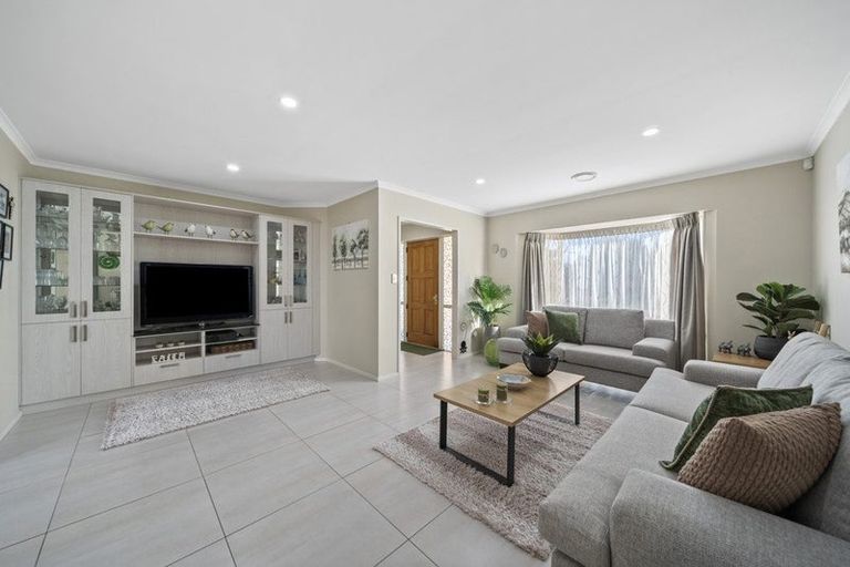 Photo of property in 17 Flora Place, Wattle Downs, Auckland, 2103