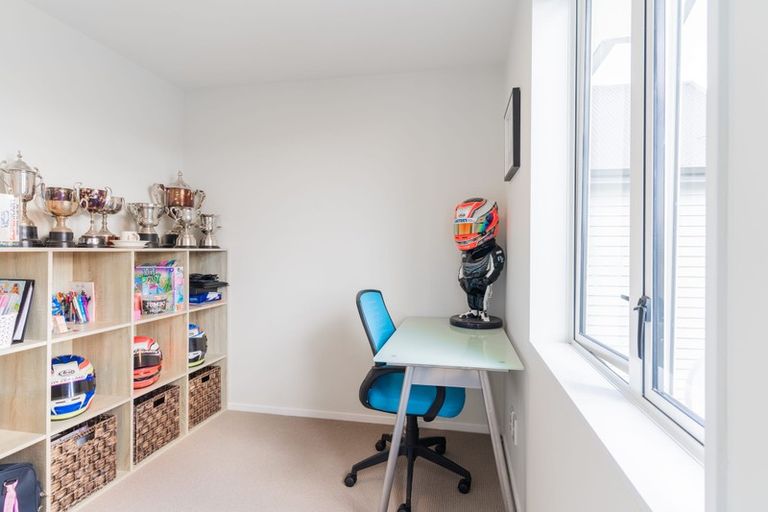 Photo of property in 5 Stitchbird Crescent, Papakura, 2110