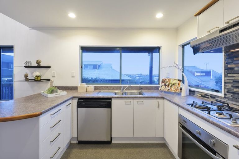 Photo of property in 30 Farquhar Road, Glendene, Auckland, 0602