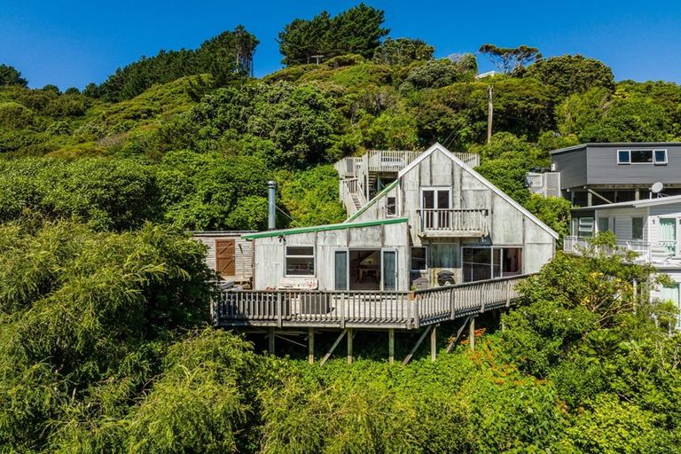 Photo of property in 105 Cluny Road, Plimmerton, Porirua, 5026