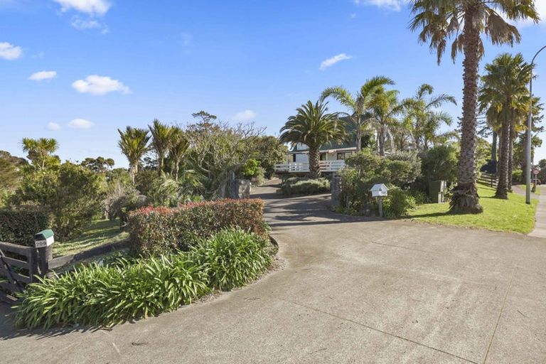 Photo of property in 205 Whangaparaoa Road, Red Beach, 0932