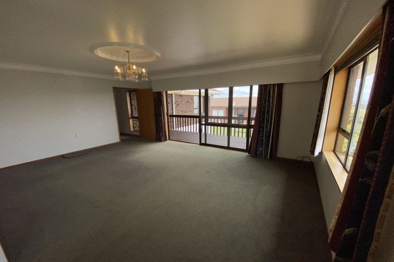 Photo of property in 1 Kingsclere Place, Goodwood Heights, Auckland, 2105