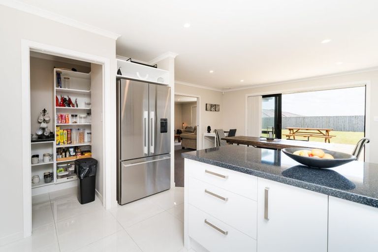 Photo of property in 11 Atlantic Drive, Fitzherbert, Palmerston North, 4410