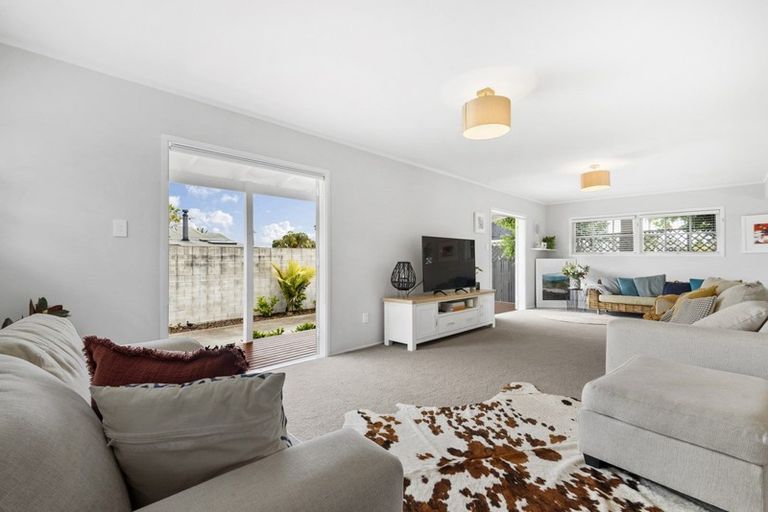 Photo of property in 2/4 Coronation Street, Belmont, Auckland, 0622