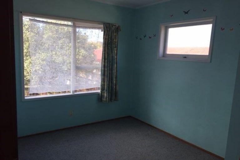 Photo of property in 4 Longbill Place, Glendene, Auckland, 0602