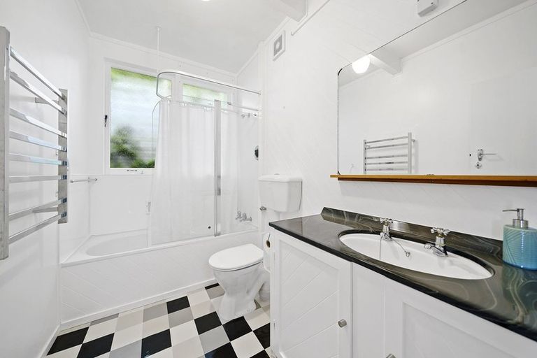 Photo of property in 34 Nikau Street, Eastbourne, Lower Hutt, 5013