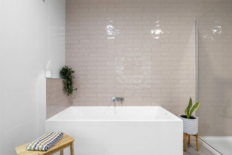 Photo of property in 32 Soleares Avenue, Mount Pleasant, Christchurch, 8081