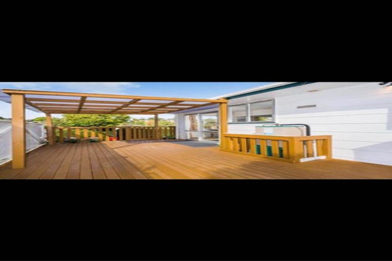 Photo of property in 19 Segedin Place, Glenfield, Auckland, 0629