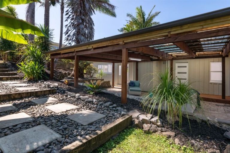 Photo of property in 166 Edmonton Road, Te Atatu South, Auckland, 0610