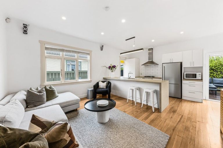 Photo of property in 2/42 Walmer Road, Point Chevalier, Auckland, 1022