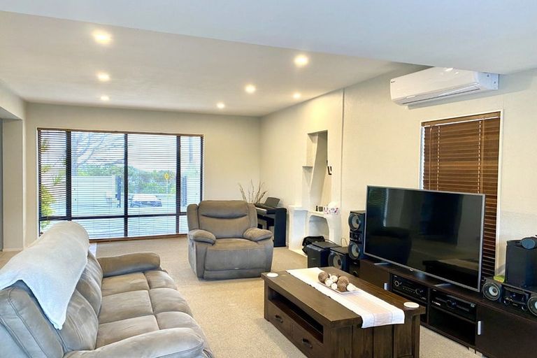 Photo of property in 473 East Coast Road, Murrays Bay, Auckland, 0630