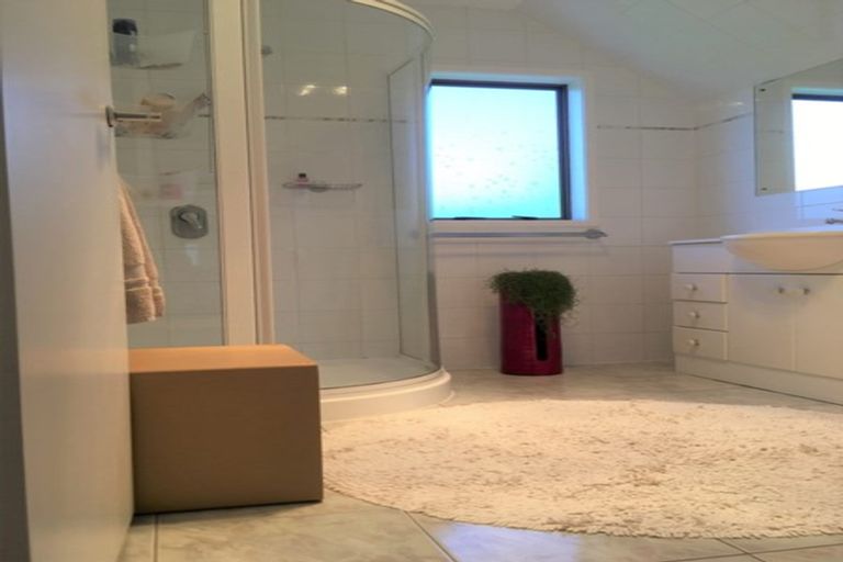 Photo of property in 2/22 Tree View Avenue, Glenfield, Auckland, 0629