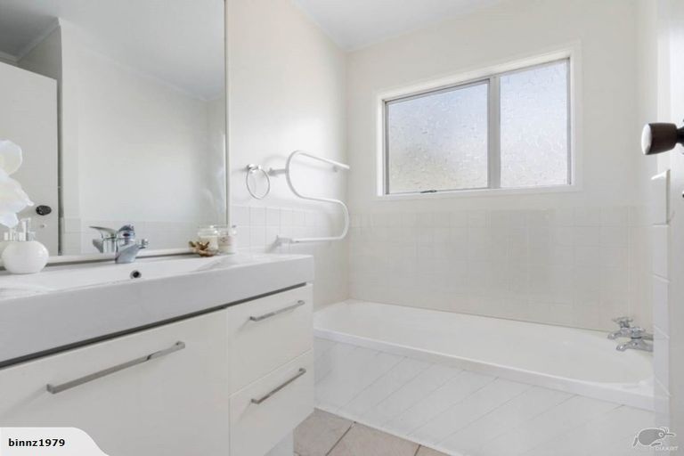 Photo of property in 2/10 Glennandrew Drive, Half Moon Bay, Auckland, 2012