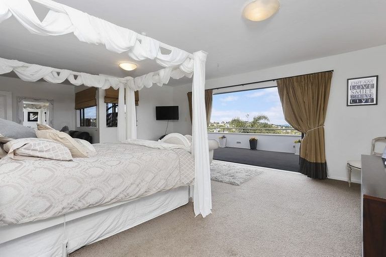 Photo of property in 11 Greenleaf Way, Northcross, Auckland, 0630