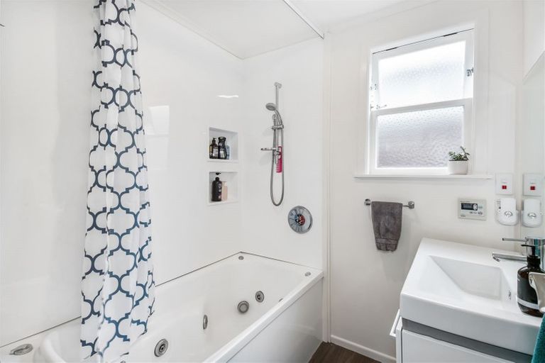 Photo of property in 19 Black Rock Road, Newlands, Wellington, 6037