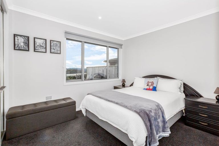 Photo of property in 7 Manapouri Lane, Aotea, Porirua, 5024