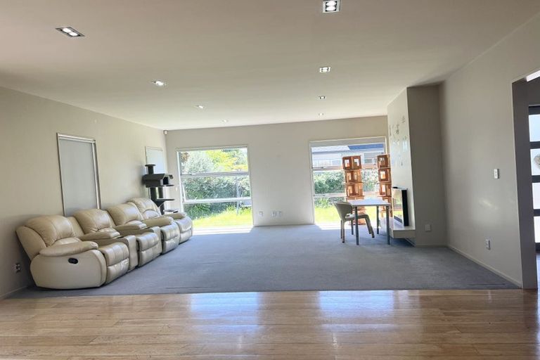 Photo of property in 12 Mana Lane, Pinehill, Auckland, 0632