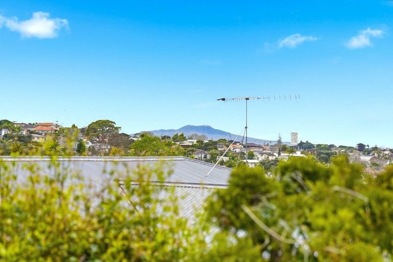 Photo of property in 2/121 Forrest Hill Road, Forrest Hill, Auckland, 0620