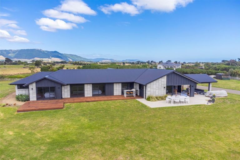 Photo of property in 39 Sandown Road, Te Horo Beach, Otaki, 5581