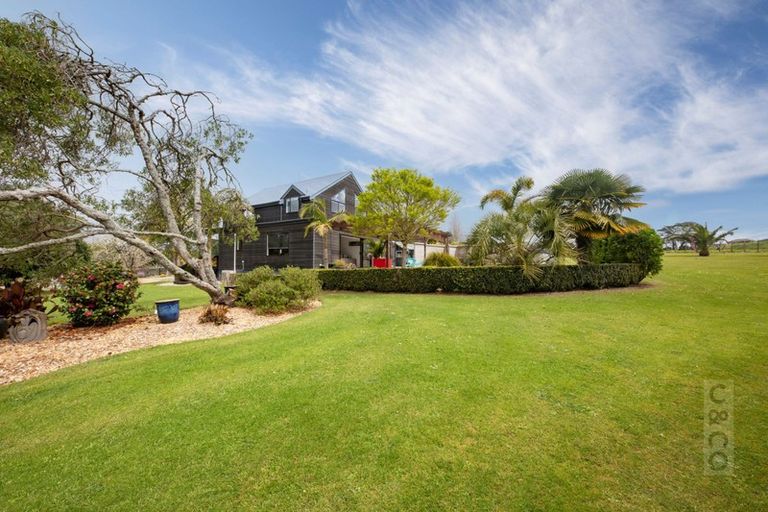 Photo of property in 206 Waitakere Road, Waitakere, Henderson, 0782