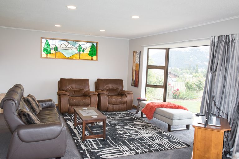 Photo of property in 3 Hamilton Drive, Lake Tekapo, 7999