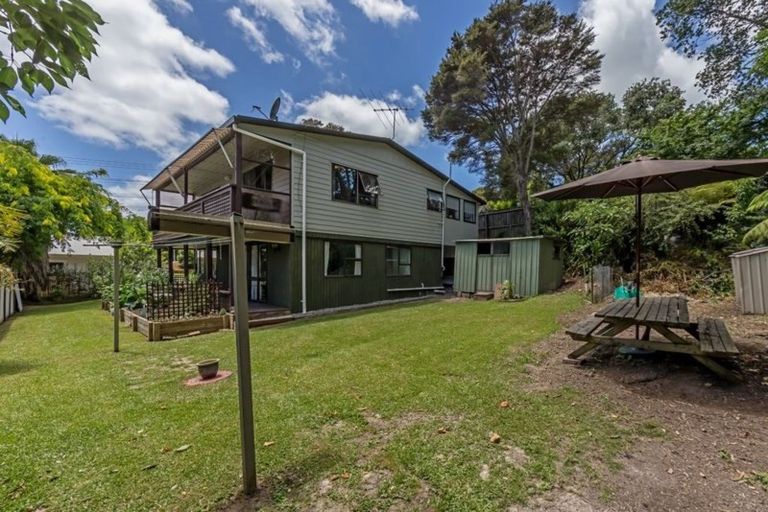 Photo of property in 25 Waiora Road, Stanmore Bay, Whangaparaoa, 0932