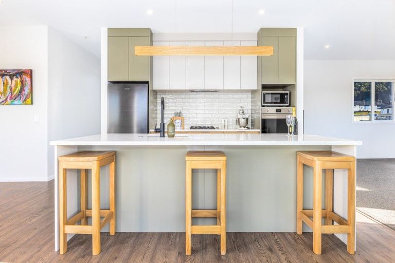 Photo of property in 32 Hokioi Drive, Kenepuru, Porirua, 5022