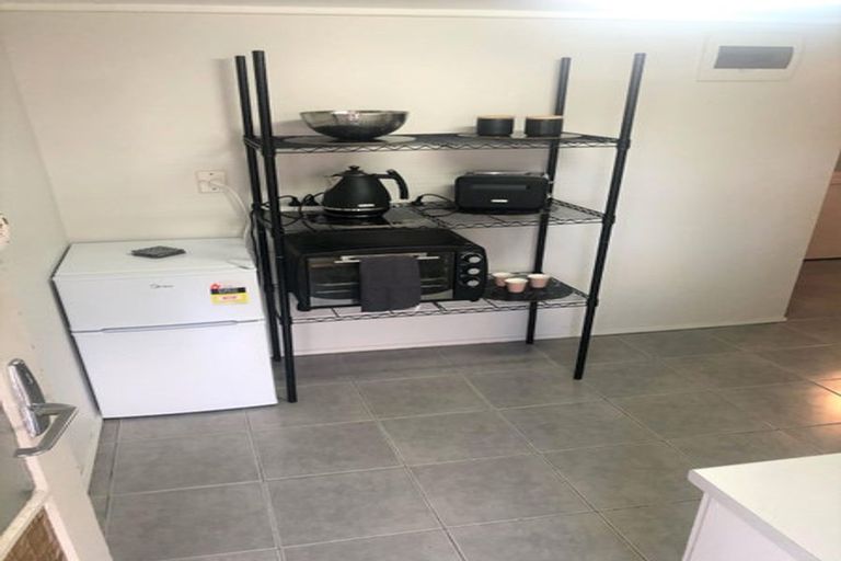 Photo of property in 10 Sylvan Crescent, Te Atatu South, Auckland, 0610