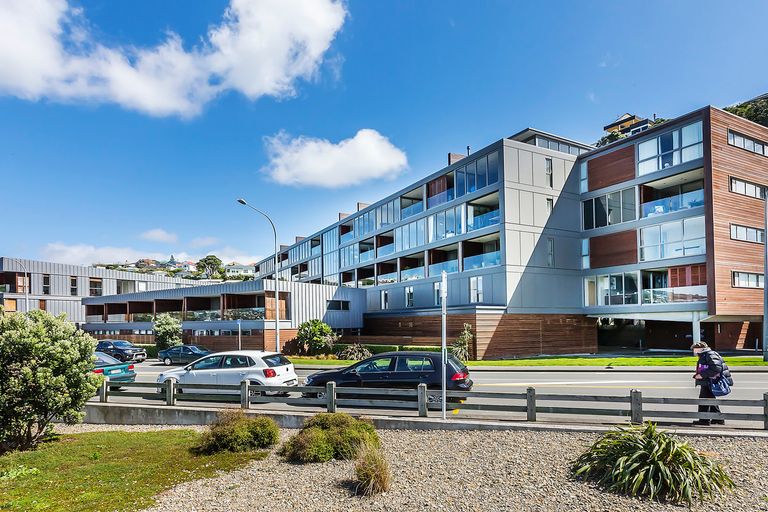 Photo of property in Patent 326 Apartments, 326 Evans Bay Parade, Hataitai, Wellington, 6021