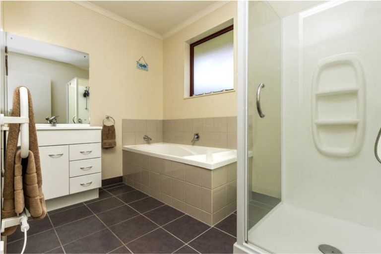 Photo of property in 10a Louvain Place, Greenhithe, Auckland, 0632