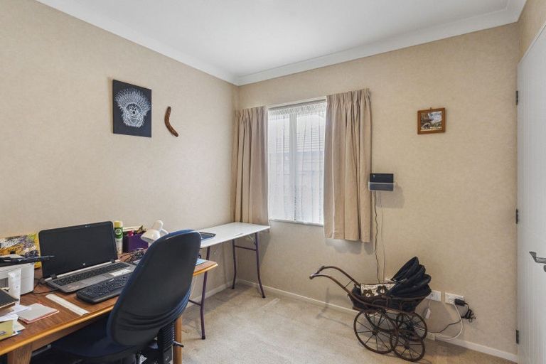 Photo of property in 15 Balmerino Grove, Waikanae, 5036