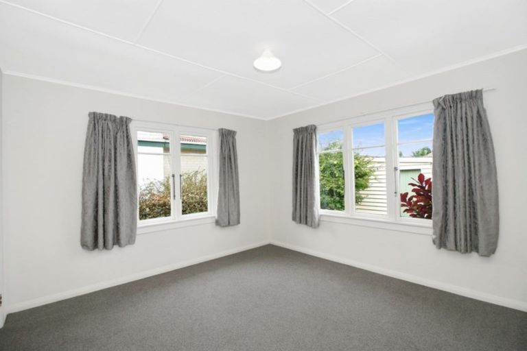 Photo of property in 34 Tarahua Road, Vogeltown, New Plymouth, 4310