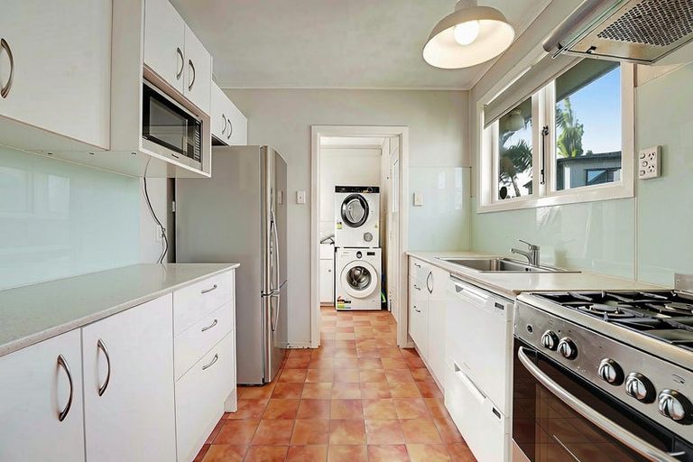 Photo of property in 1a Glenford Lane, Te Atatu Peninsula, Auckland, 0610