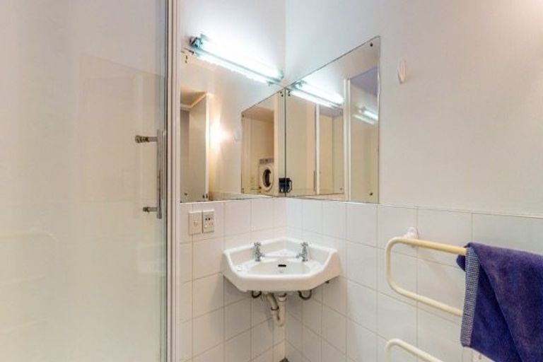 Photo of property in 56 Kelburn Parade, Kelburn, Wellington, 6012