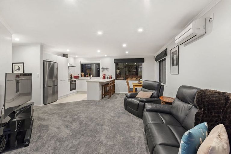 Photo of property in 24 Lomas Way, Albany, Auckland, 0632