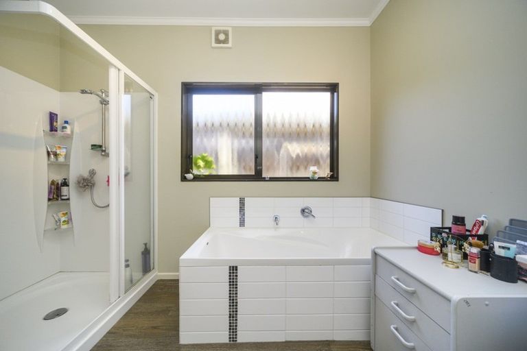 Photo of property in 24 Heathcote Place, Fitzherbert, Palmerston North, 4410