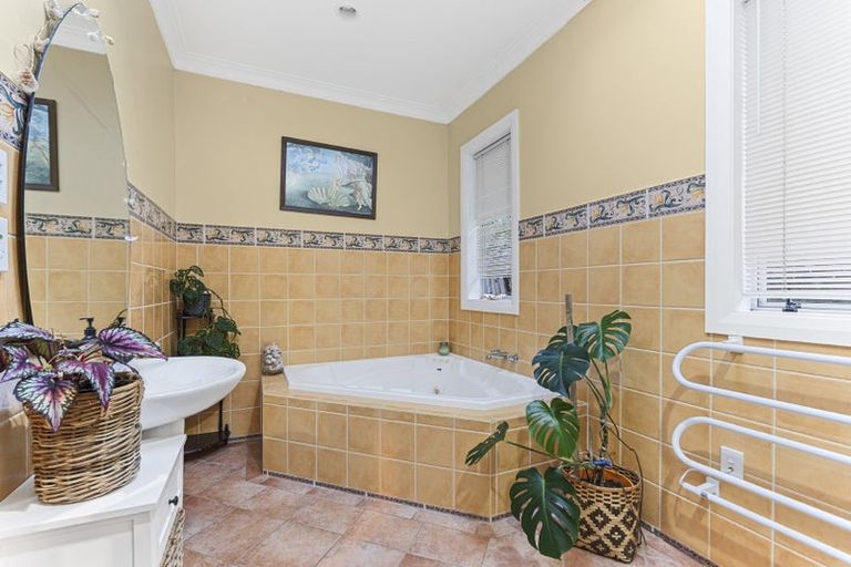 Photo of property in 42 Octavius Place, New Plymouth, 4312