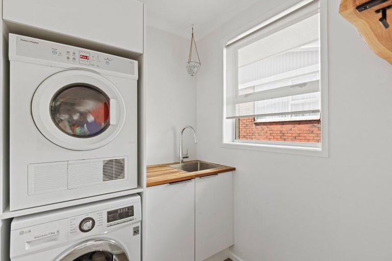 Photo of property in 17 Longview Drive, Merrilands, New Plymouth, 4312