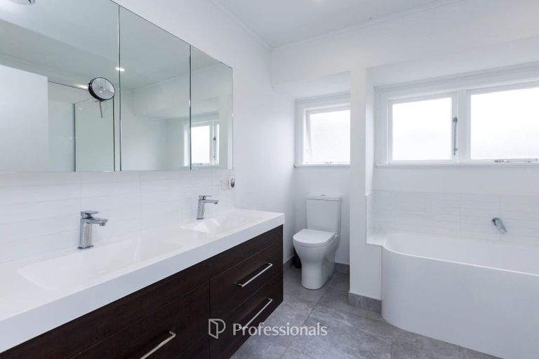 Photo of property in 35 Whirinaki Crescent, Heretaunga, Upper Hutt, 5018