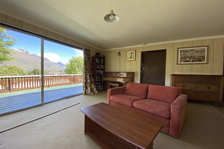 Photo of property in 35 Cedar Drive, Kelvin Heights, Queenstown, 9300