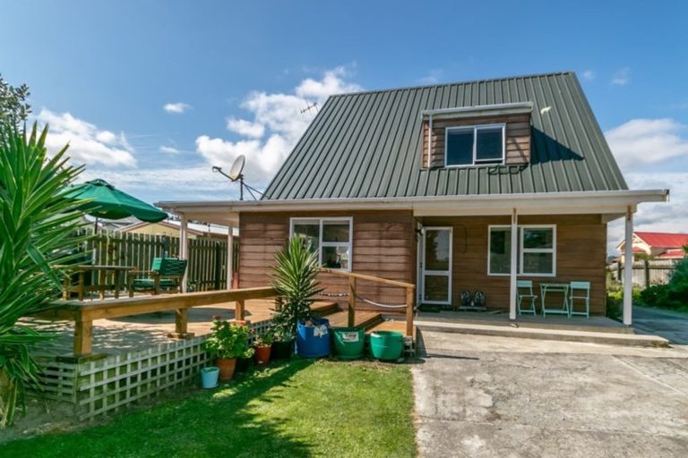 Photo of property in 6 Taonui Street, Waitarere Beach, Levin, 5510
