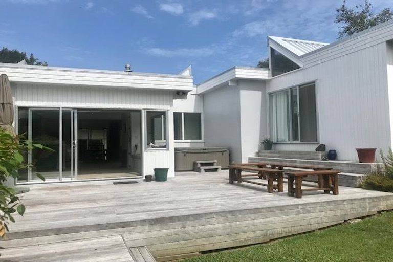 Photo of property in 16 Prestige Place, Castor Bay, Auckland, 0620